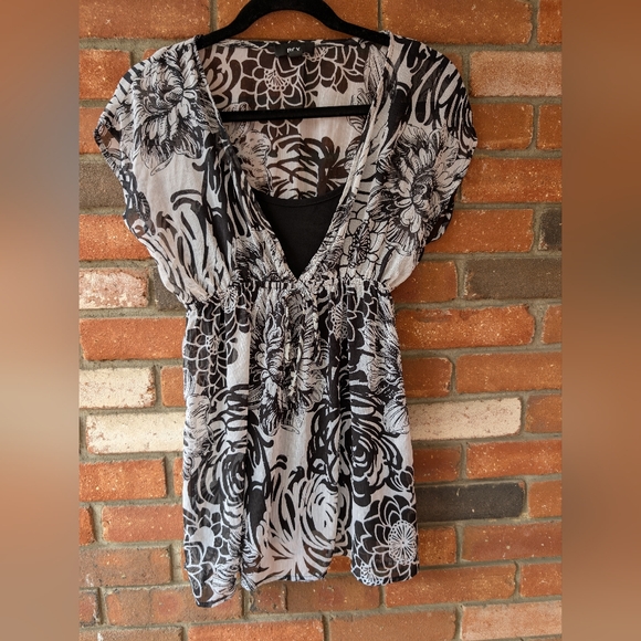 💥💥💥 Sale BCX Black and White Floral Blouse - Picture 1 of 5